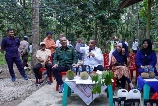 Wagubri Edy Natar di kebun durian Bengkalis