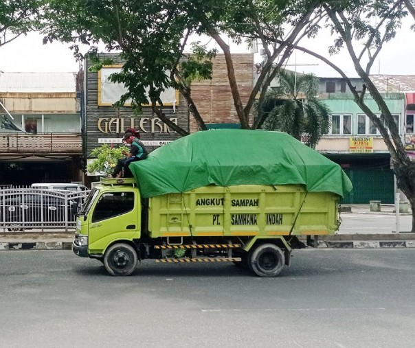 Mobil angkutan sampah menuju ke TPA Muara Fajar. Foto: Surya/Riau1.