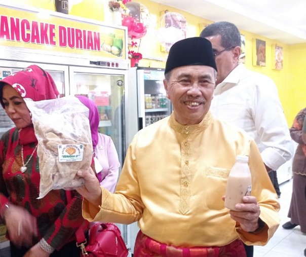 Gubri Syamsuar saat mempromosikan produk UMKM di salah satu toko pusat oleh-oleh di Pekanbaru. Foto: Surya/Riau1.