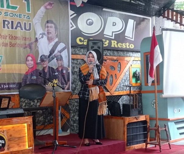 Putri Raja Dangdut Rhoma Irama, Debby Verama Sari saat menghadiri Musyawarah Wilayah I DPW Forsa Provinsi Riau di Kafe Bengkel, Jalan Arifin Ahmad, Pekanbaru, Rabu (5/7/2022). Foto: Surya/Riau1.