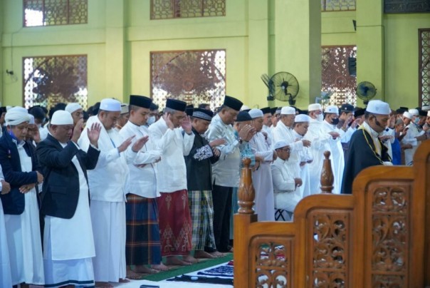 Pj Bupati Kampar salat di Masjid Islamic Center Bangkinang