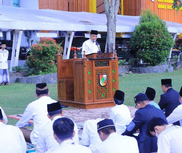 Pj Wali Kota Pekanbaru Muflihun berpidato usai salat Iduladha di lapangan MPP, Minggu (10/7/2022). Foto: Istimewa. 