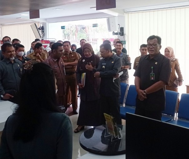 Ketua PN Pekanbaru Hakim Dahlan bersama Pj Wali Kota Muflihun saat meninjau layanan pengadilan di MPP, Selasa (12/7/2022). Foto: Surya/Riau1.