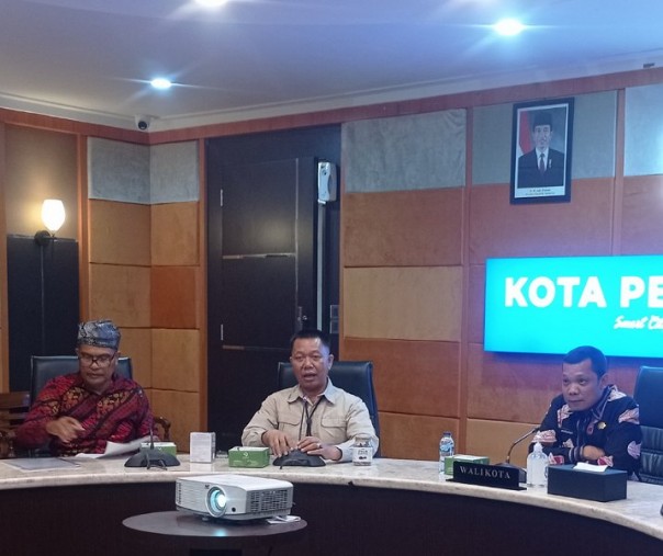 Pj Wali Kota Pekanbaru Muflihun (kanan) saat menerima Ketua Panitia Sungai Sibam Expo 2022 Ruslan bersama rombongan di ruang rapat MPP, Kamis (14/7/2022). Foto: Surya/Riau1.