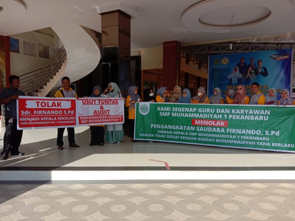 Aksi penolakan yang dilakukan para guru SMP Muhammadiyah 1 Pekanbaru