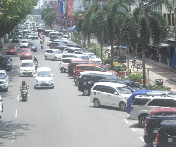 Kawasan parkir di Jalan Jenderal Sudirman Pekanbaru. Foto: Surya/Riau1.