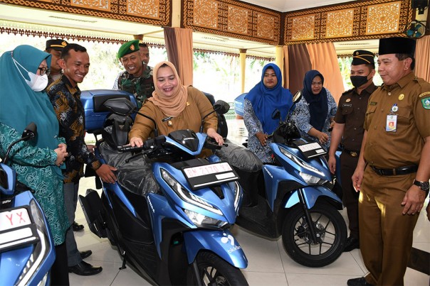 Saat penyerahan sepeda motor operasional