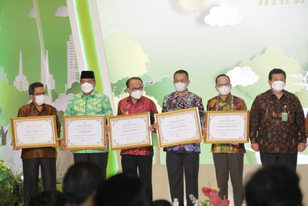 Bupati Siak bersama kepala daerah lain yang mendapat penghargaan KLHK