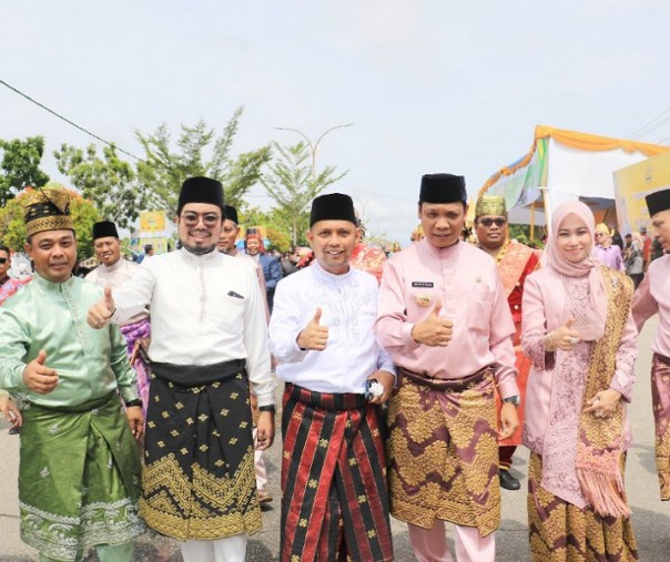 Pj Wali Kota Pekanbaru Muflihun bersama pimpinan DPRD dan barisan kepala OPD di belakang saat Pawai Taaruf MTQ Riau di Bagansiapiapi, Minggu (24/7/2022). Foto: Istimewa. 