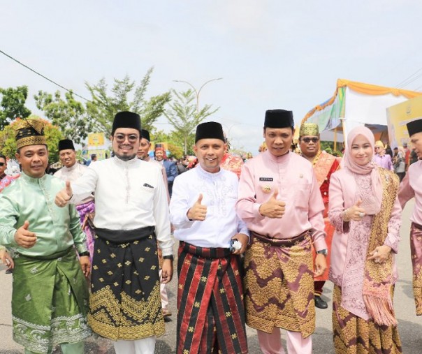 Pj Wali Kota Pekanbaru Muflihun bersama pimpinan DPRD dan barisan kepala OPD di belakang saat Pawai Taaruf MTQ Riau di Bagansiapiapi, Minggu (24/7/2022). Foto: Istimewa.