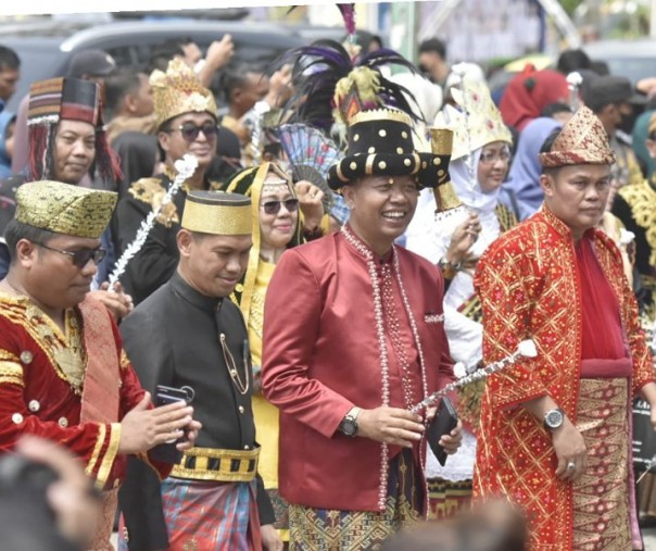 Barisan kepaal OPD Pemko Pekanbaru saat Pawai Taaruf di MTQ Riau, Minggu (24/7/2022). Foto: Surya/Riau1.