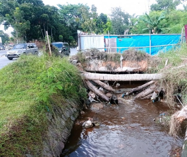 Jembatan proyek Gedung Bumi Siak Pusako di pertigaan Jalan Arifin Ahmad-Jalan Jenderal Sudirman Pekanbaru, Rabu (27/7/2022). Foto: Surya/Riau1.