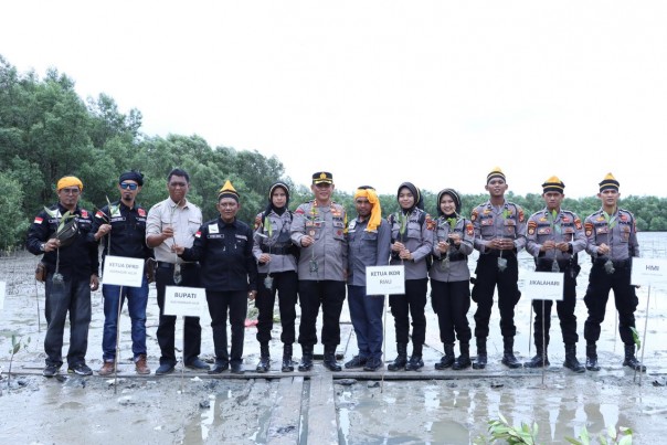Jadi Polisi, 9 Anak Suku Laut Inhil Ikuti Peringatan Hari Mangrove di Pantai Mabloe