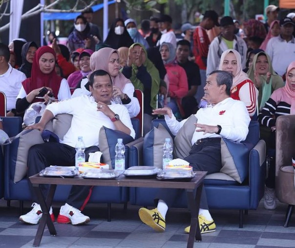 Pj Wali Kota Pekanbaru Muflihun bersama Gubri Syamsuar di acara jalan santai Rumbai Timur, Minggu (31/7/2022). Foto: Istimewa. 