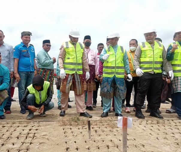 Pj Wali Kota Pekanbaru Muflihun didampingi Sekdako M Jamil bersama Forkopimda saat akan menanam rumput di lapangan sepakbola kawasan Sport Center Kulim, Rabu (3/8/2022). Foto: Surya/Riau1.