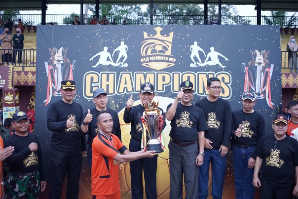 Penyerahan piala pemenang Final turnamen sepakbola Raja Mahmud cup 2022