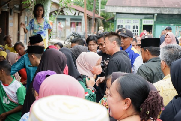 Bupati Rohil tinjau korban kebakaran