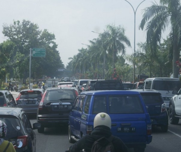 Kemacetan panjang terjadi setiap hari di waktu tertentu di Jalan Jenderal Sudirman Pekanbaru. Foto: Surya/Riau1. 