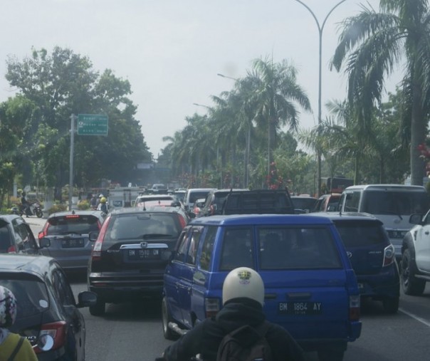 Kemacetan panjang terjadi setiap hari di waktu tertentu di Jalan Jenderal Sudirman Pekanbaru. Foto: Surya/Riau1.