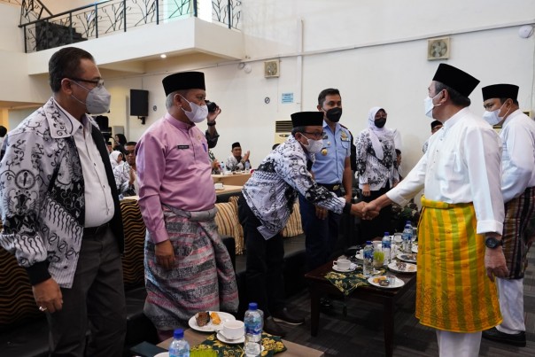 Gubri Syamsuar menghadiri pembukaan konferensi kerja PGRI Riau