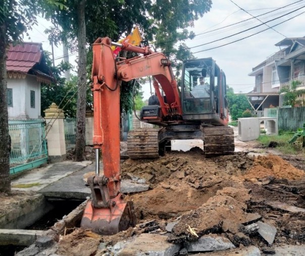 Alat berat Dinas PUPR Pekanbaru membongkar jalan untuk memasang gorong-gorong di depan Kantor Kelurahan Tangkerang Barat, Marpoyan Damai, Sabtu (6/8/2022). Foto: Istimewa. 