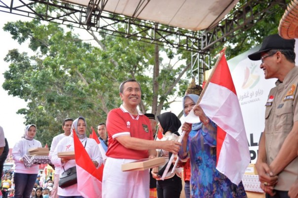 Penyerahan bendera 