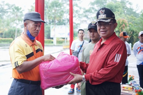 Saat penyerahan bendera