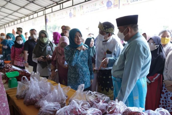 Wagubri Edy Natar saat pasar murah dan launching Riau Hortimart 