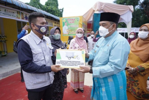 saat penyerahan bantuan