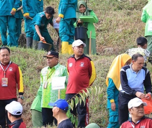 Pj Wali Kota Pekanbaru Muflihun saat penanaman bibit durian di Sungai Lareh, Padang, Senin (8/8/2022). Foto: Istimewa.  