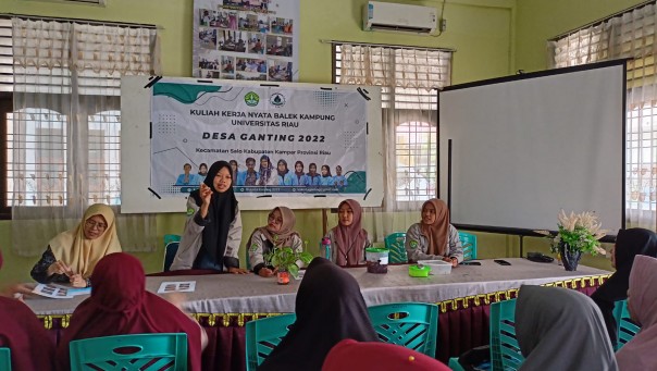 Tim KKN Universitas Riau di Desa Ganting Lakukan  Sosialisasi Pembuatan Eco-enzyme Bersama Ibu-ibu PKK  