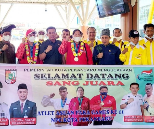 Plt Kepala Dispora Pekanbaru Zulfahmi Adrian saat menyambut atlet ParaGames di Bandara SSK II, Senin (8/8/2022). Foto: Istimewa. 