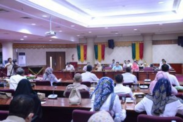 Saat rapat evaluasi PPDB dengan Disdik Riau