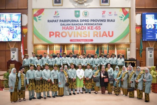 Anggota DPRD Riau bersama Gubri Syamsuar usai Paripurna Hari Jadi Riau 