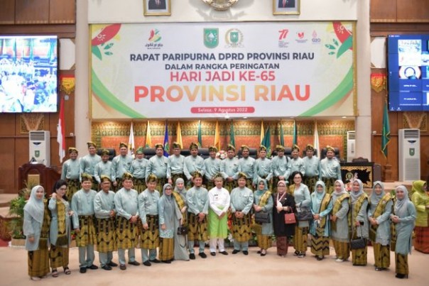 Anggota DPRD Riau bersama Gubri Syamsuar usai Paripurna Hari Jadi Riau