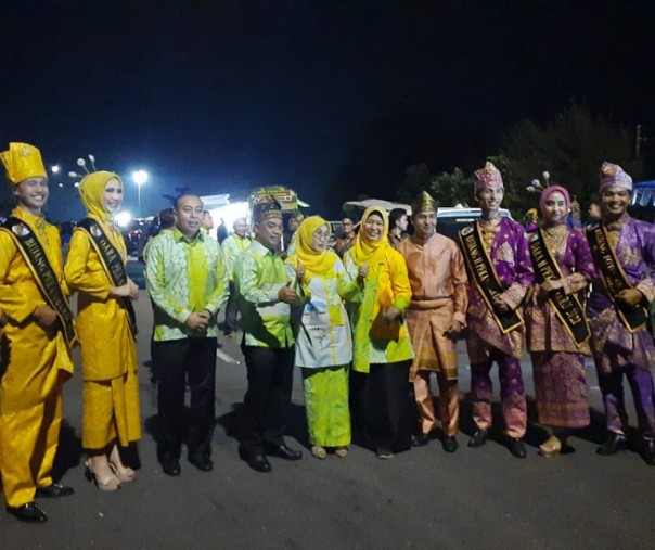 Sekdako Pekanbaru M Jamil didampingi Asisten I Syoffaizal foto bersama usia Pawai Budaya di Padang pada 9 Agustus 2022. Foto: Istimewa. 