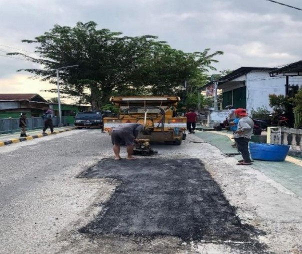 Pekerja Dinas PUPR Pekanbaru terus melakukan penambalan jalan berlubang. Foto: Istimewa. 