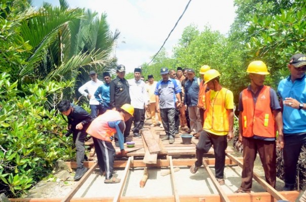 Bupati HM Wardan tinjau perbaikan jalan rusak di Mandah