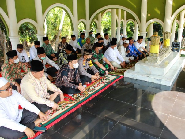 Saat ziarah makam 