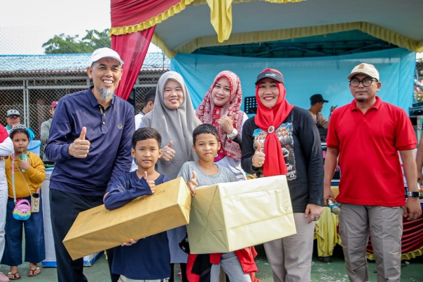 Peserta jalan santai dapat doorprize 