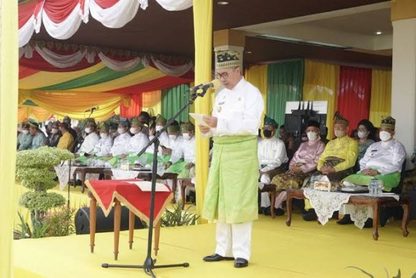 Gubri Syamsuar dalam Apel HUT Riau ke-65.