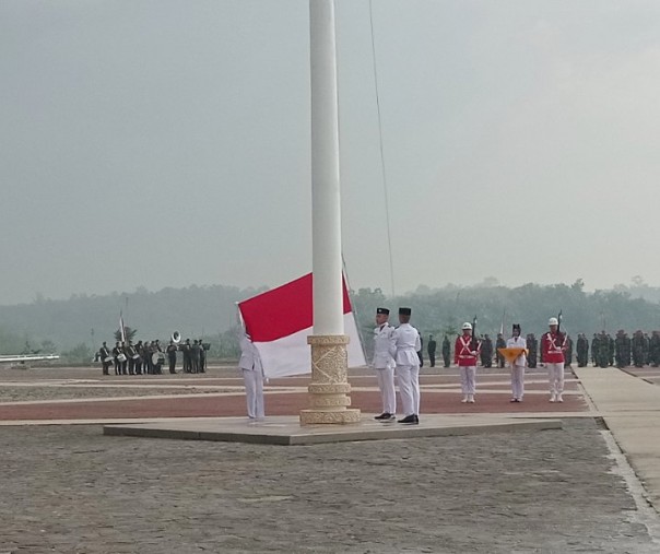 Paskibra membentangkan bendera Merah Putih saat upacara HUT ke-77 Kemerdekaan RI di halaman Gedung Utama Kompleks Perkantoran Tenayan Raya, Rabu (17/8/2022). Foto: Surya/Riau1. 