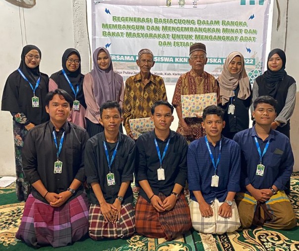 Mahasiswa dan mahasiswi KKN UIN Suska Riau foto bersama dengan para Datuok di Desa Pulau Jambu, Kampar. Foto: Istimewa. 