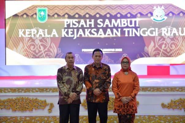 Gubri Syamsuar bersama Jaja Subagja dan istri