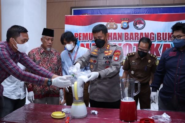 Polres Inhil Musnahkan Barang Bukti Sabu dan Ekstasi, Tersangka Diancam 20 Tahun Penjara