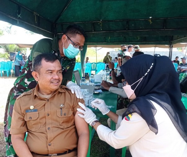 Seorang PNS Pemko Pekanbaru saat mengikuti vaksinasi massal di kegiatan TMMD ke-114 beberapa hari lalu. Foto: Surya/Riau1.
