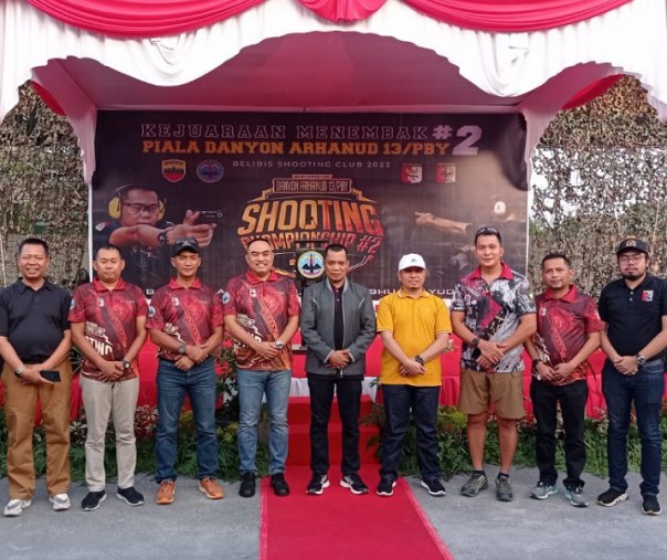 Pj Wali Kota Pekanbaru Muflihun foto bersama usai menutup kejuaraan menembak di Batalkan Arhanud, Minggu (28/8/2022). Foto: Istimewa. 