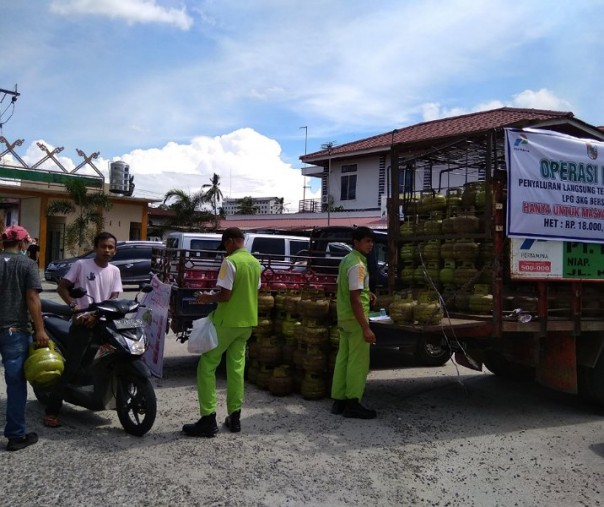 Pertamina saat melakukan operasi pasar gas 3 kg. Foto: Surya/Riau1.