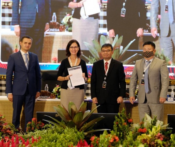 Wakil Menteri Keuangan Suahasil Nazara foto bersama para petinggi negara ASIA di Bali, Kamis (1/9/2022). Foto: Istimewa. 