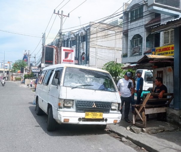 Mobil travel rute Pekanbaru-Pelalawan sedang menunggu penumpang di Jalan Imam Munandar Harapan Raya, Senin (5/9/2022). Foto: Surya/Riau1.